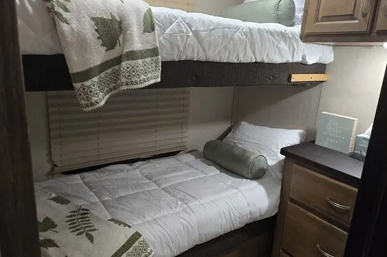 溫馨房車配有室外游泳池和按摩浴缸。