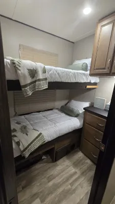Lovely RV with outdoor pool  and Jacuzzi.