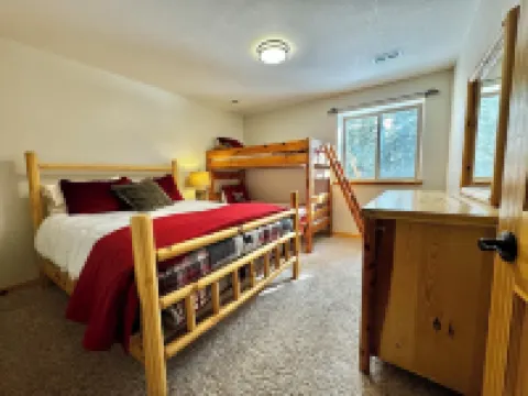 Renovated, roomy, 4BR, private log cabin with rec room, Starlink, views & more…