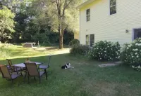 Charming 2-bedroom apartment with outdoor hot tub in rural area, private yard.