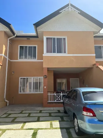 Modern townhouse w/pool located 5 mins from beach! Отели рядом с Аэропорт Тобаго