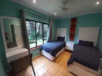 Self catering accommodation with a garden view. 100mt from the beach  호텔