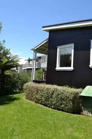 Rosie's cottage in Stanmore Bay , a short walk to beach with a great seaview. Отели в г. Уангапараоа