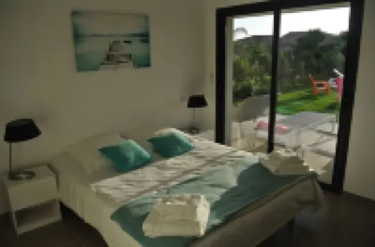 PORTICCIO NEW CONTEMPORARY VILLA PANORAMIC SEA VIEW HEATED POOL Hotels in Albitreccia