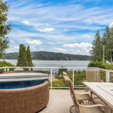 Oceanfront 3 Bed: Private Beach and Dock Access, Hot Tub , BBQ & Free Kayaks!