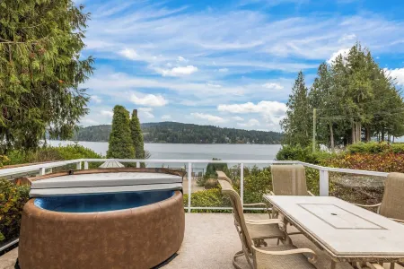 Oceanfront 3 Bed: Private Beach and Dock Access, Hot Tub , BBQ & Free Kayaks!