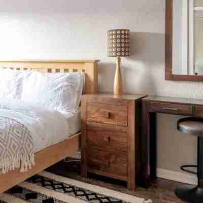 Lovely 1-bedroom property with balcony in West end Rooms
