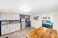 King Suite near APSU & Downtown