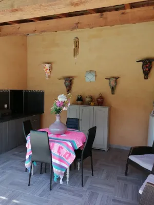 Charming independent studio in Martigues town center, swimming pool, spa Hotels near Restaurant Pascal