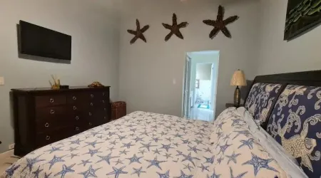 Private Pool & Garden - Tranquil Retreat Отели в г. Остров Парадайз