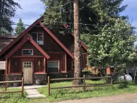 Pet Friendly, open floor plan, 2 spacious bedrooms, 10 minute walk to lake