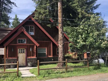 Pet Friendly, open floor plan, 2 spacious bedrooms, 10 minute walk to lake