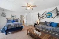 Retreat to the Lake: Vintage Appeal, Hi-Speed Fiber Optic Wi-Fi and a Pool Table Hotels in Putnam County