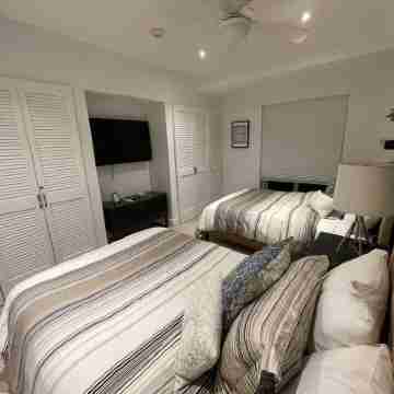 Spacious Penthouse in Paradise, Huge Villa ~ Eagle Beach, rooftop hot tub! Rooms