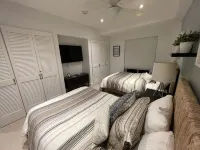 Spacious Penthouse in Paradise, Huge Villa ~ Eagle Beach, rooftop hot tub!