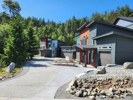 New pet friendly house with amazing mountain and water views Отели в г. Нанаймо