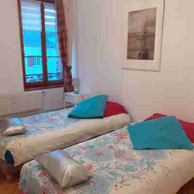 Apartment with parking in the medieval city, 100 m from the quay, shops. Rooms