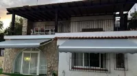 House located in front of the sea, 5 minutes from the Coveta cove. Mercadillo de los domingos El Campello附近的飯店