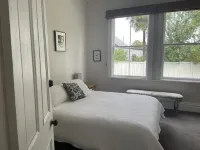 La Rocque Cottage - Pretty, quiet and secluded. Short walk to the Square.