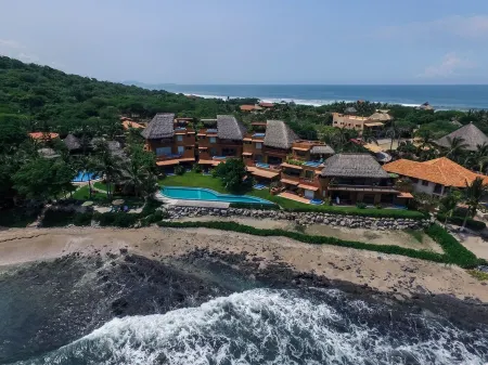 Beachfront, Laid Back Luxury Penthouse on Beautiful Manzanillo Bay Surf Break Отели в г. Troncones