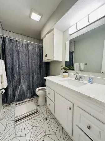 Updated 2/2 East Central Austin.Also short term monthly for less. Отели рядом с достопримечательностью «Остин Хинду Темпл & Комм Сентер»