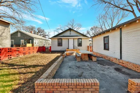 Delano Vibes Отели рядом с достопримечательностью «The Keeper of the Plains»