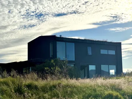 Private oceanfront paradise, northern lights immersion and wildlife