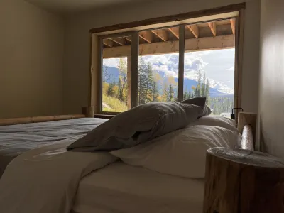 Field of Dreams, the brand new log cabin retreat w/ spectacular mountains views!