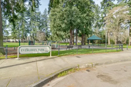 Stylish Entire Townhome w/ greenspace throughout!! Serene! Отели рядом с достопримечательностью «Interstate Bridge»