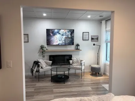 Hygee Home - Cozy Studio Suite with Mountain Views.