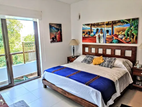 Luxury Large Penthouse,Private Rooftop Patio, Jaccuzzi. Sleeps 6.  2 Free Bikes!