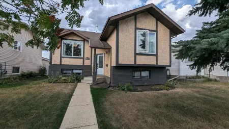 Peaceful and Inviting 4 Bedroom Bilevel House Отели рядом с достопримечательностью «ENMAX Centrium»