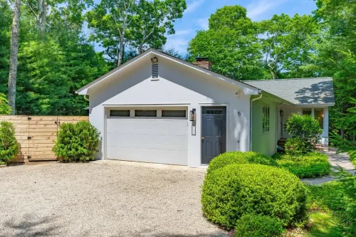 Springs Retreat: Fully Renovated Home, New Gunite Pool, Walk to Bay & Rita's Hotels in Springs