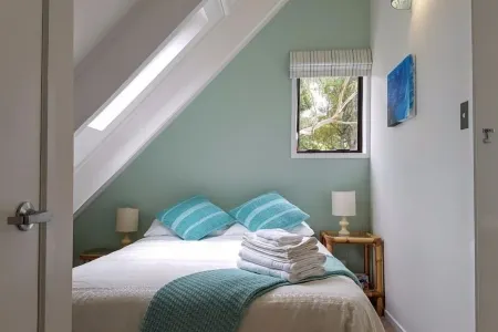 Kereru Cottage - private bach with sea view Отели в г. Уангапараоа