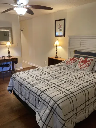 Home w/ a view to the green, 5-minutes to the beach,  pool access. Sleeps 5.