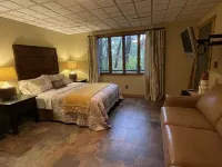 Secluded Suite in the FOREST