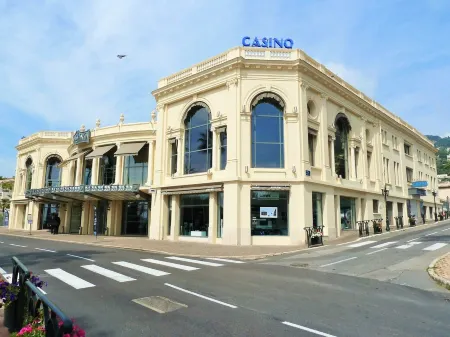 Two-room central apartment, 2 large balconies, 100 m from the beach, private parking