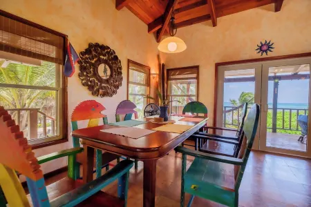 Coco Caye Villa, Private 2 bedroom Beachfront Villa, Balcony,Pool- Gold Standard Отели в г. Ambergris Caye