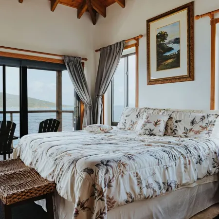 Private Waterfront 5 Bedroom Villa! Stunning views from every room!