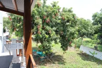 Furnished champacs F3 calm and fully equipped including 2 bedrooms, veranda, parking, Hôtels à proximité de : Fenêtre des Makes