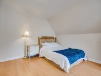 Luxury Georgian Bay gem, heated pool! Hot tub, close to trails & lake Hotels in Midland