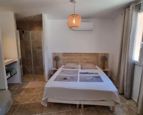 Beautiful Provencal house, 100m². Magnificent sea view, Swimming pool, Spa, Golf Hotéis em Ceyreste