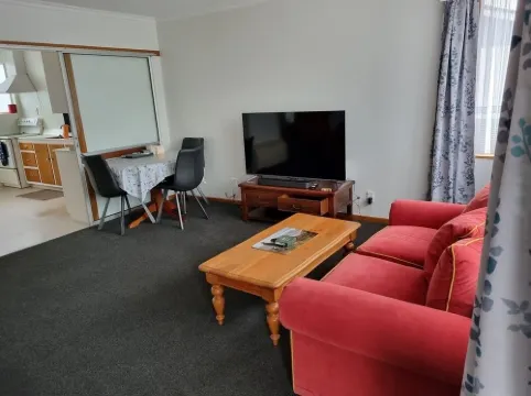 Cosy and Warm.  Centrally located to all Invercargill has to offer.