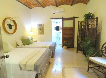 Charming Bambu Room in Casa Botanica