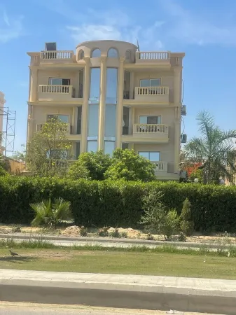 Cozy 2-bedroom apartment in wonderful Giza Governorate with AC, WiFi Отели рядом с достопримечательностью «Миср Юниверсити фор Сайенс & Текнолоджи»