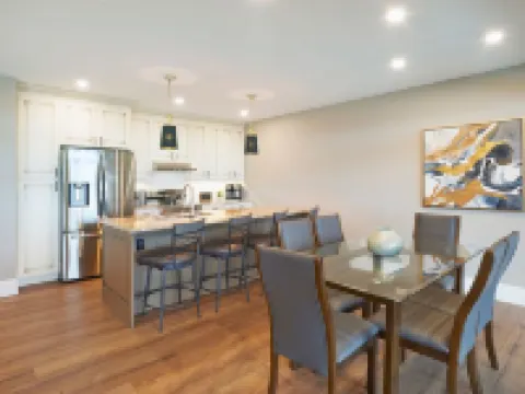 SRS  Sunrise Suite ~ Private 2 King Apartment with Parking โรงแรมในคิตเชเนอร์