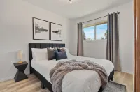 Chic 4-bedroom, 2-bath home close to downtown and next to the river Hotels in Drumheller