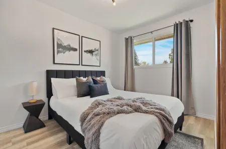 Stylish Drumheller Retreat: Steps from the Red Deer River!