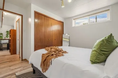 Chic 4-bedroom, 2-bath home close to downtown and next to the river Hotel in zona World's Largest Dinosaur