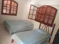 2. farm 500m2, duplex house, pool, lake, football field and barbecue. Hotels in Guapimirim